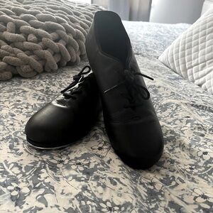 BRAND NEW- ONCE WORN Size 7 1/2 Capezio Cadence Tap Shoes